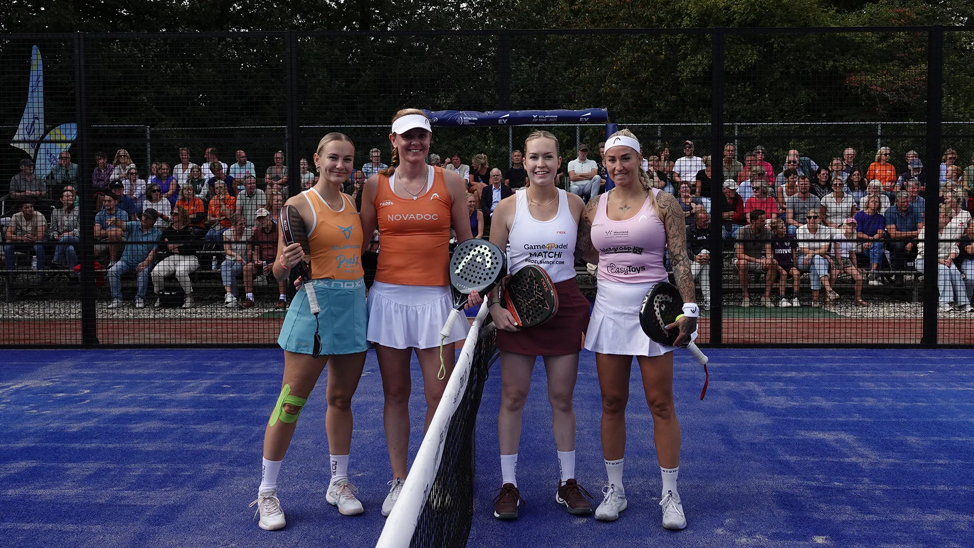 De vier finalisten van de vrouwenfinale poseren bij het net op de centercourt