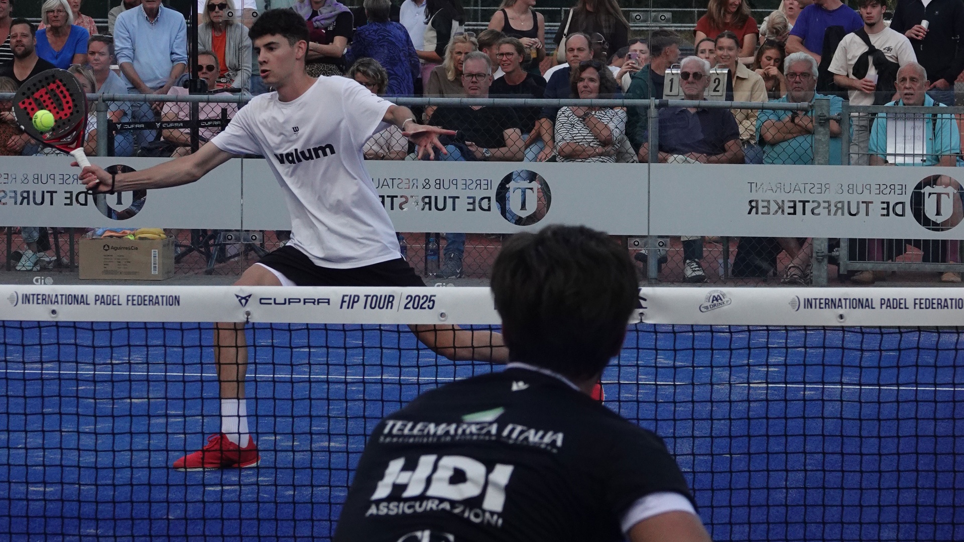 Padelspeler in actie tijdens FIP Bronze