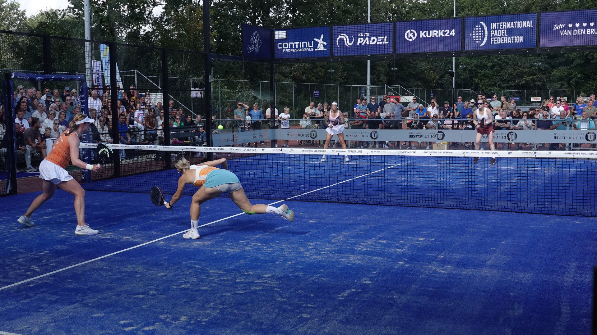 Padelspeler in actie tijdens FIP Silver